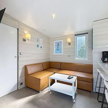 Hébergement de vacances Mobil-home Familial 40m² Avec Piscine Chauffee, 200m De La Plage, 6 Pers, 3 Ch, 2 Sdb, Terrasse - Fr-1-361a-53