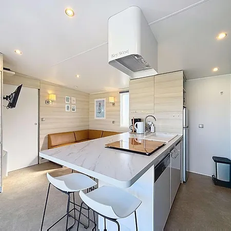 Mobil-home Familial 40m² Avec Piscine Chauffee, 200m De La Plage, 6 Pers, 3 Ch, 2 Sdb, Terrasse - Fr-1-361a-53 *