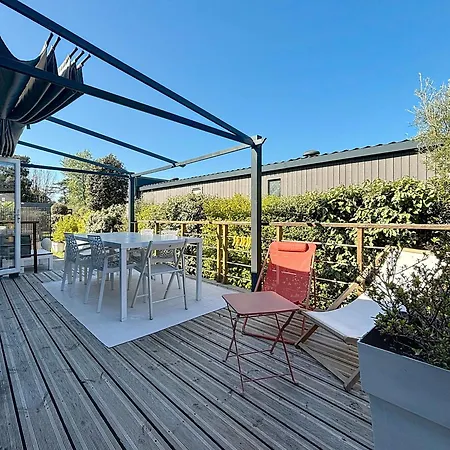 Hébergement de vacances Mobil-home Familial 40m² Avec Piscine Chauffee, 200m De La Plage, 6 Pers, 3 Ch, 2 Sdb, Terrasse - Fr-1-361a-53