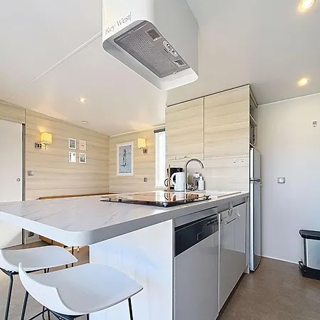 Hébergement de vacances Mobil-home Familial 40m² Avec Piscine Chauffee, 200m De La Plage, 6 Pers, 3 Ch, 2 Sdb, Terrasse - Fr-1-361a-53 *